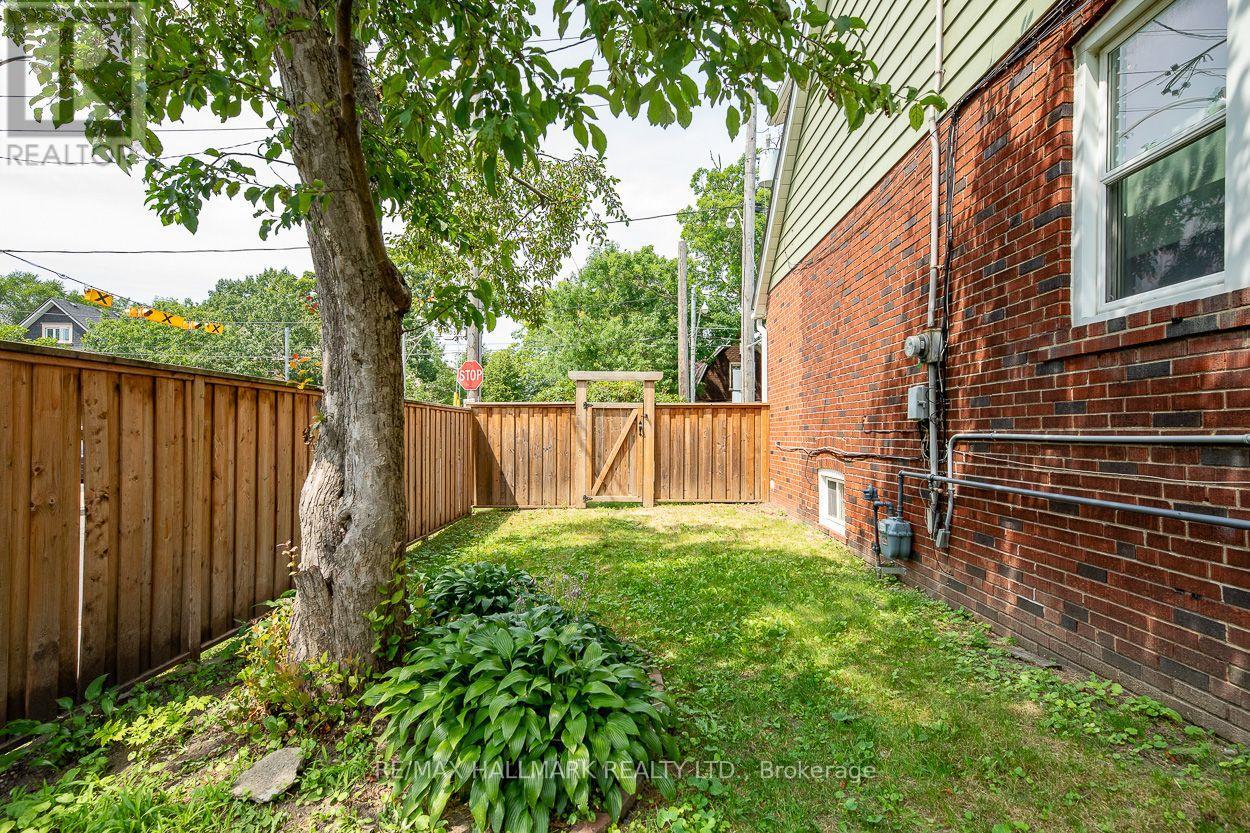 Upper - 2159 Gerrard Street E, Toronto, Ontario  M4E 2C4 - Photo 11 - E13641290