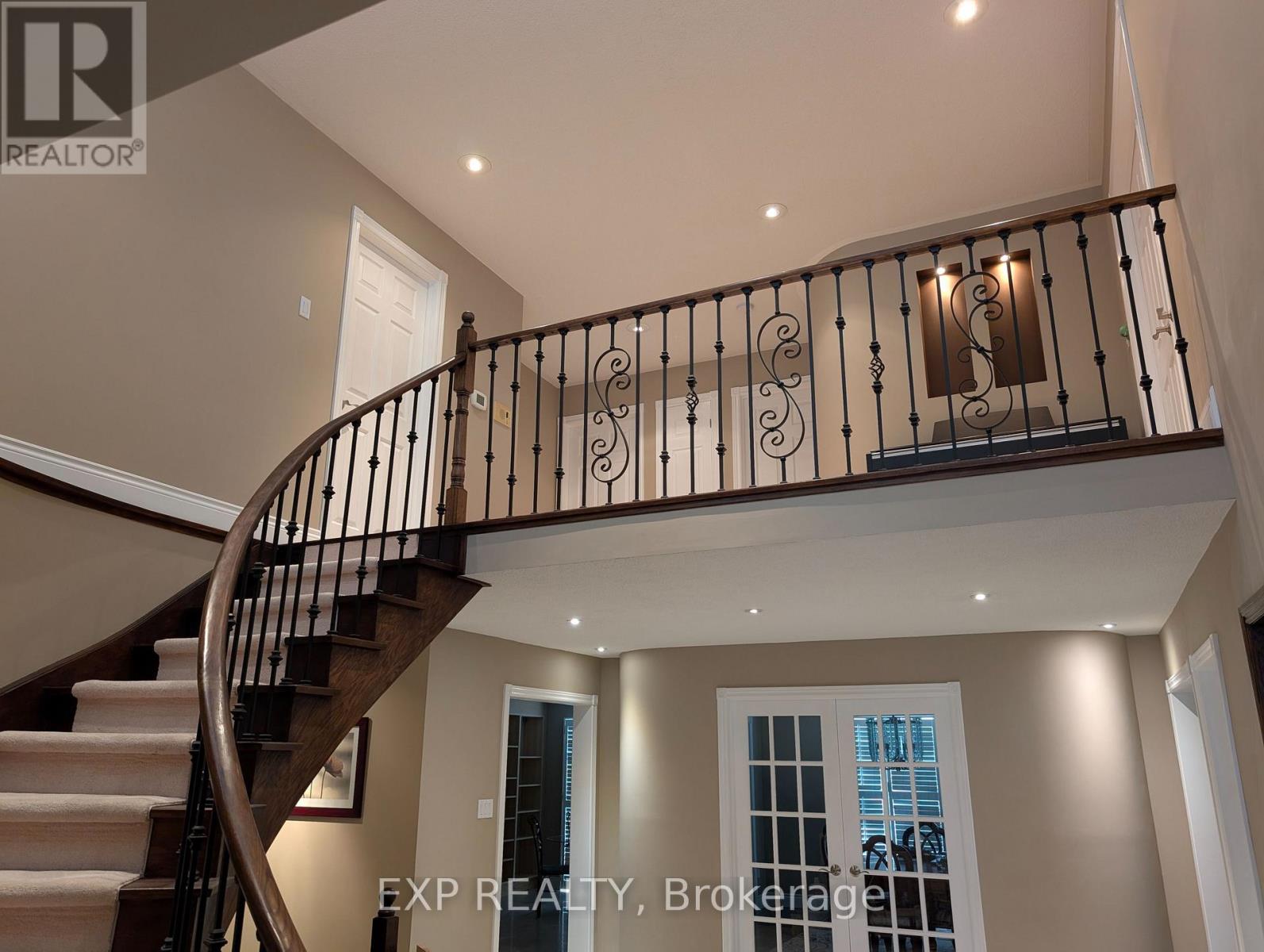 17 Heath Street, Richmond Hill, Ontario  L4B 2B6 - Photo 4 - N13641262