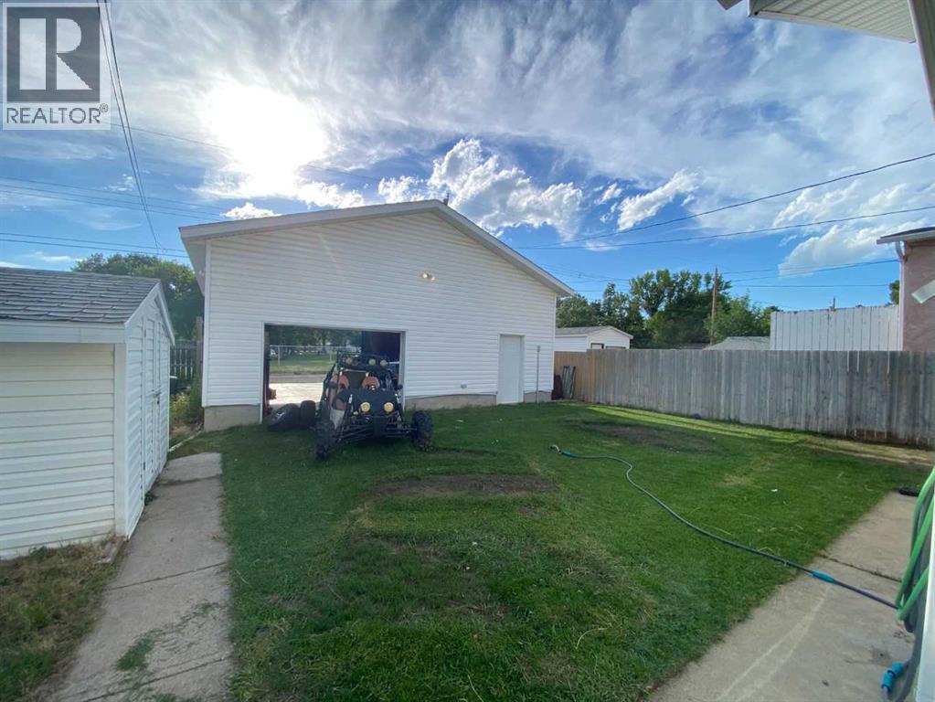 814 12 Street N, Lethbridge, Alberta  T1H 2H6 - Photo 3 - A2329543