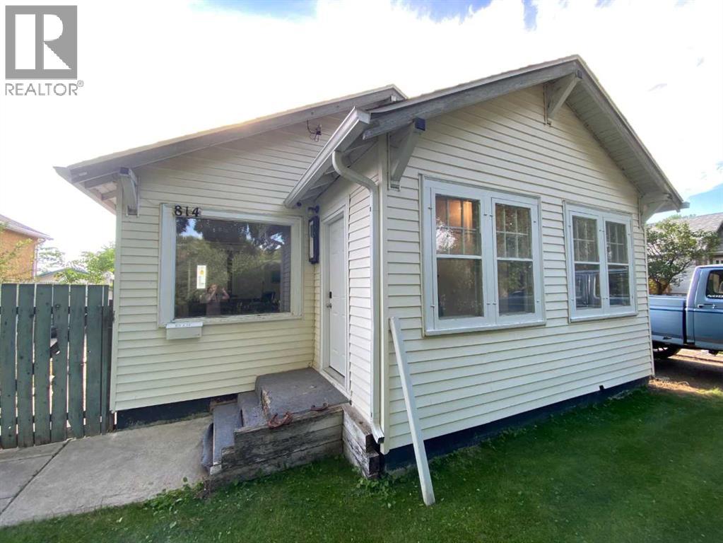 814 12 Street N, Lethbridge, Alberta  T1H 2H6 - Photo 1 - A2329543