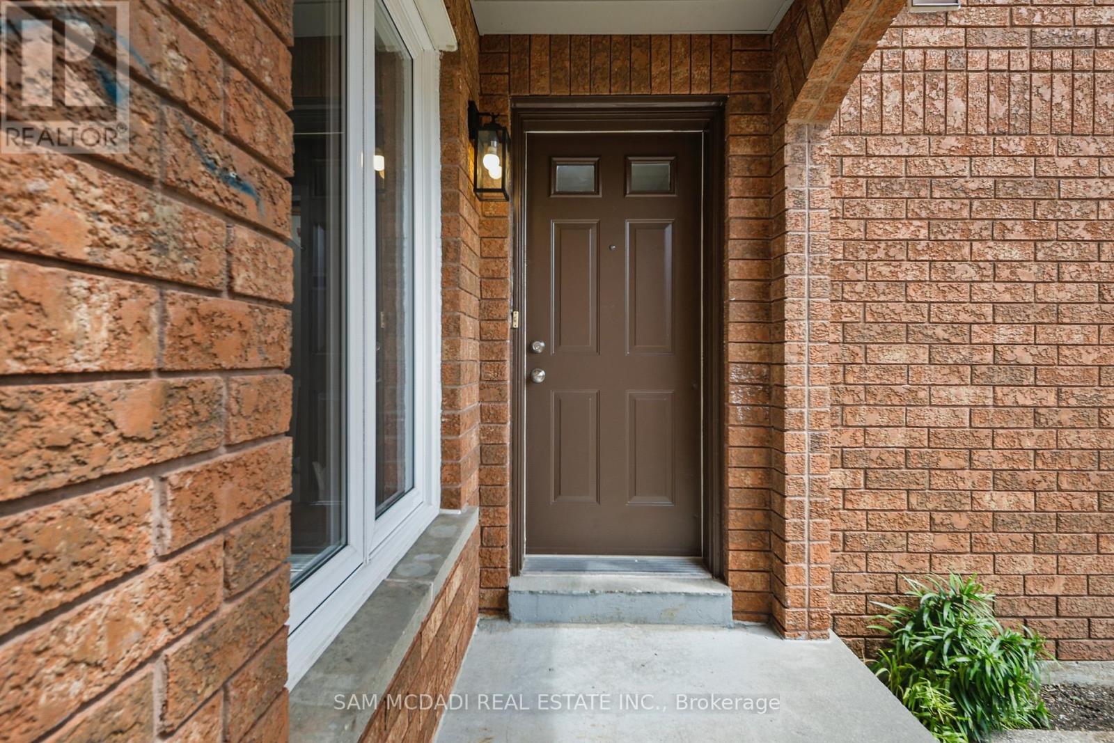 3847 Densbury Drive, Mississauga, Ontario  L5N 6Z3 - Photo 2 - W13641156