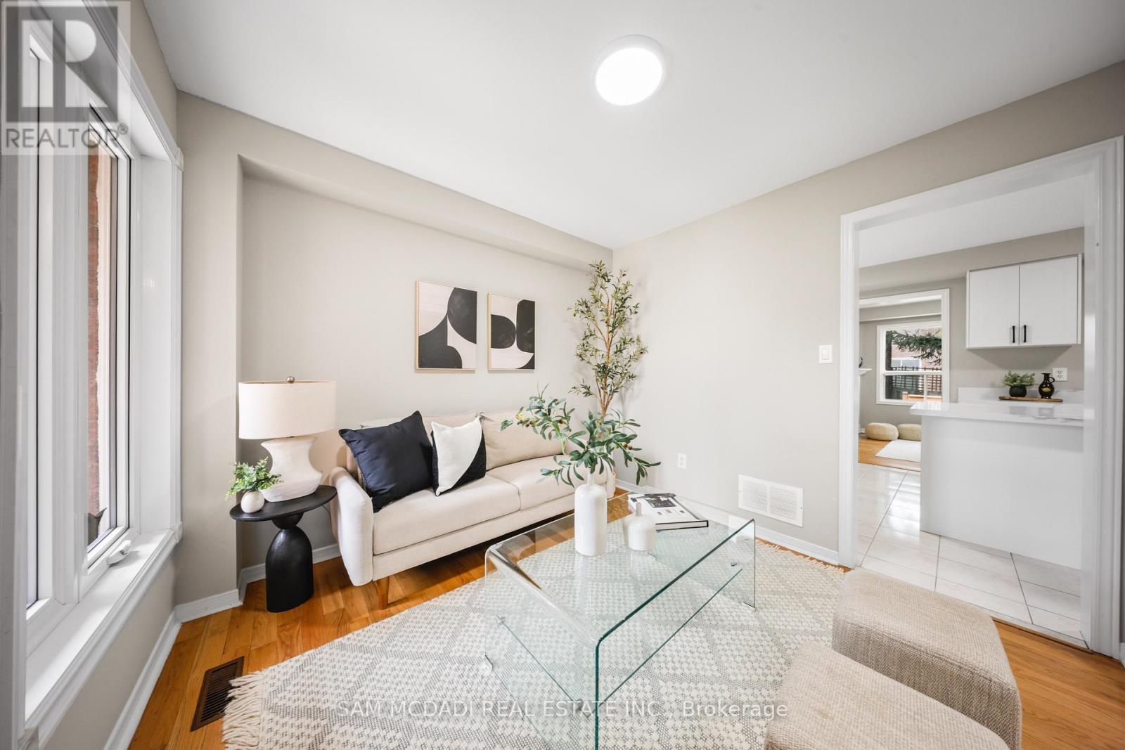 3847 Densbury Drive, Mississauga, Ontario  L5N 6Z3 - Photo 4 - W13641156