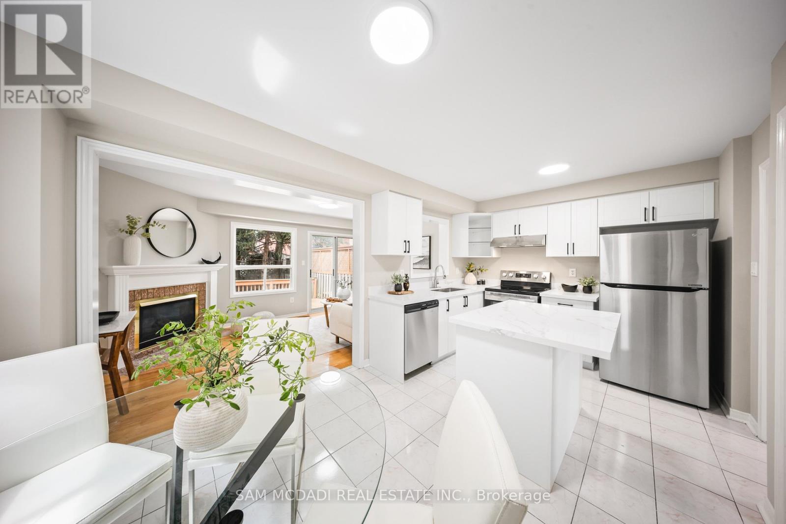 3847 Densbury Drive, Mississauga, Ontario  L5N 6Z3 - Photo 6 - W13641156