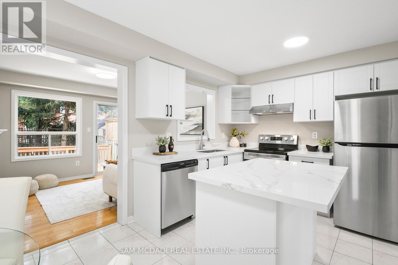 3847 Densbury Drive, Mississauga, Ontario  L5N 6Z3 - Photo 7 - W13641156