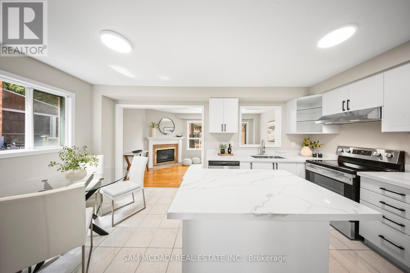 3847 Densbury Drive, Mississauga, Ontario  L5N 6Z3 - Photo 8 - W13641156