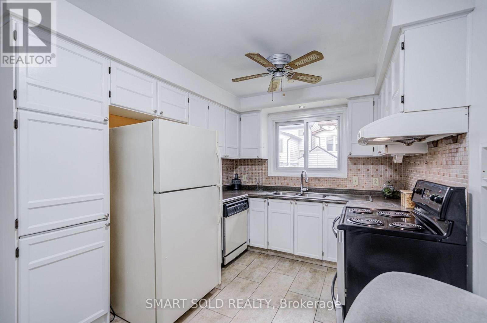 837 Queensbridge Drive, Mississauga, Ontario  L5C 3K3 - Photo 11 - W13641160