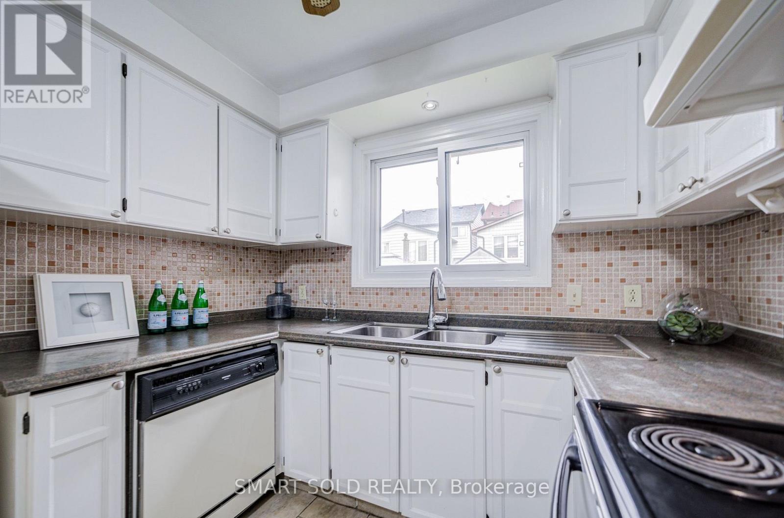 837 Queensbridge Drive, Mississauga, Ontario  L5C 3K3 - Photo 12 - W13641160