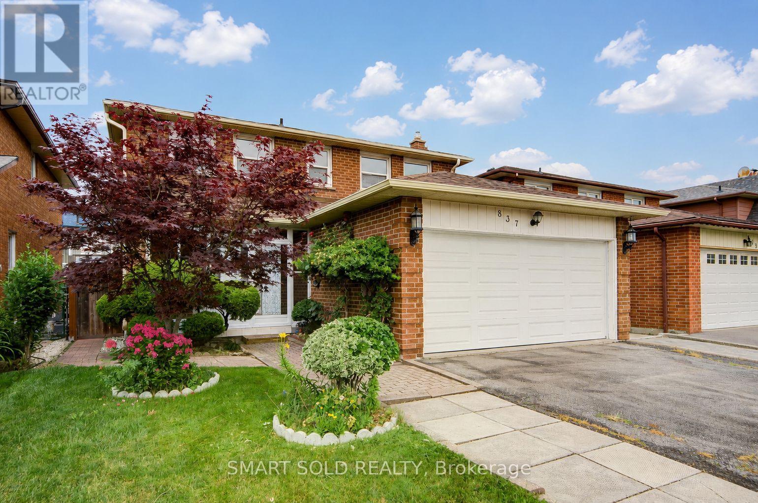 837 Queensbridge Drive, Mississauga, Ontario  L5C 3K3 - Photo 2 - W13641160