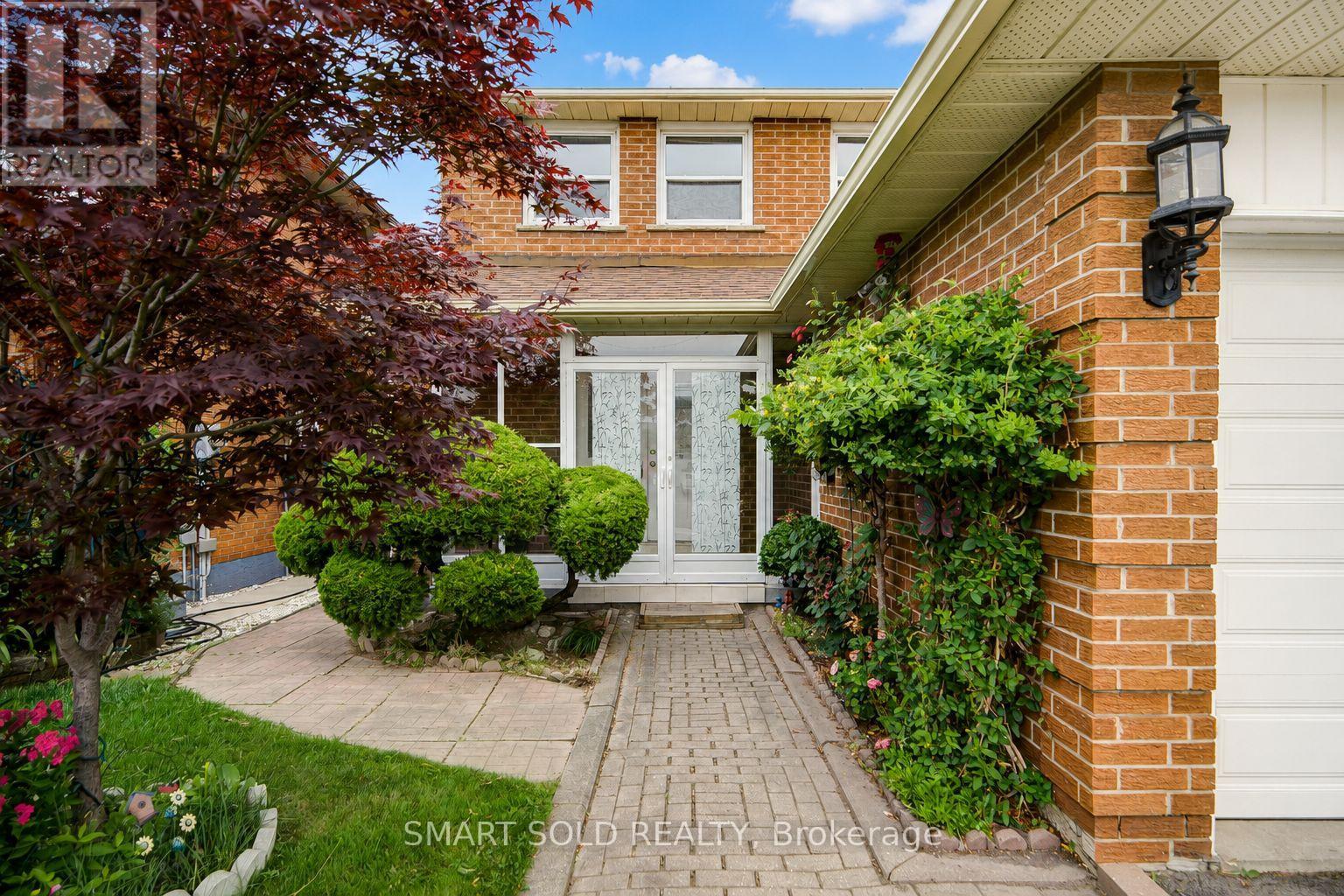 837 Queensbridge Drive, Mississauga, Ontario  L5C 3K3 - Photo 3 - W13641160