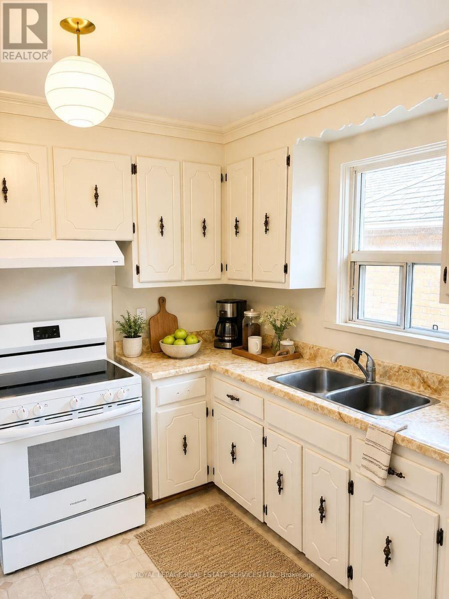 100 Ballacaine Drive, Toronto, Ontario  M8Y 4B8 - Photo 6 - W13641222