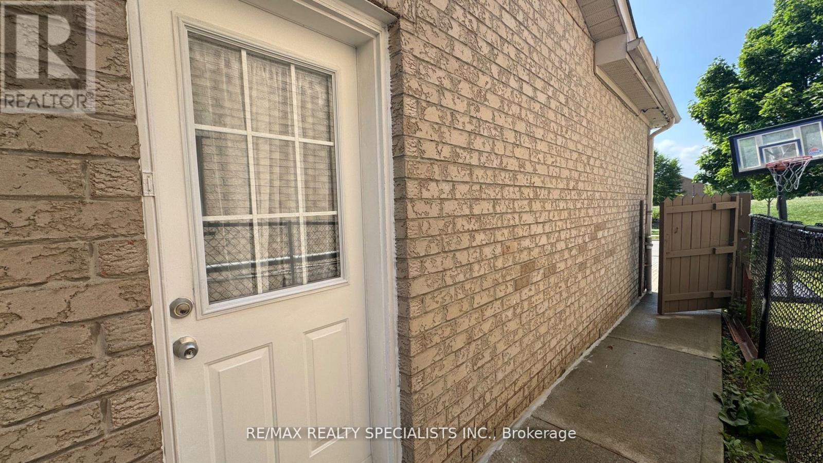 Lower 2-B - 3 Lennon Trail, Brampton, Ontario  L6Y 5P9 - Photo 2 - W13641244