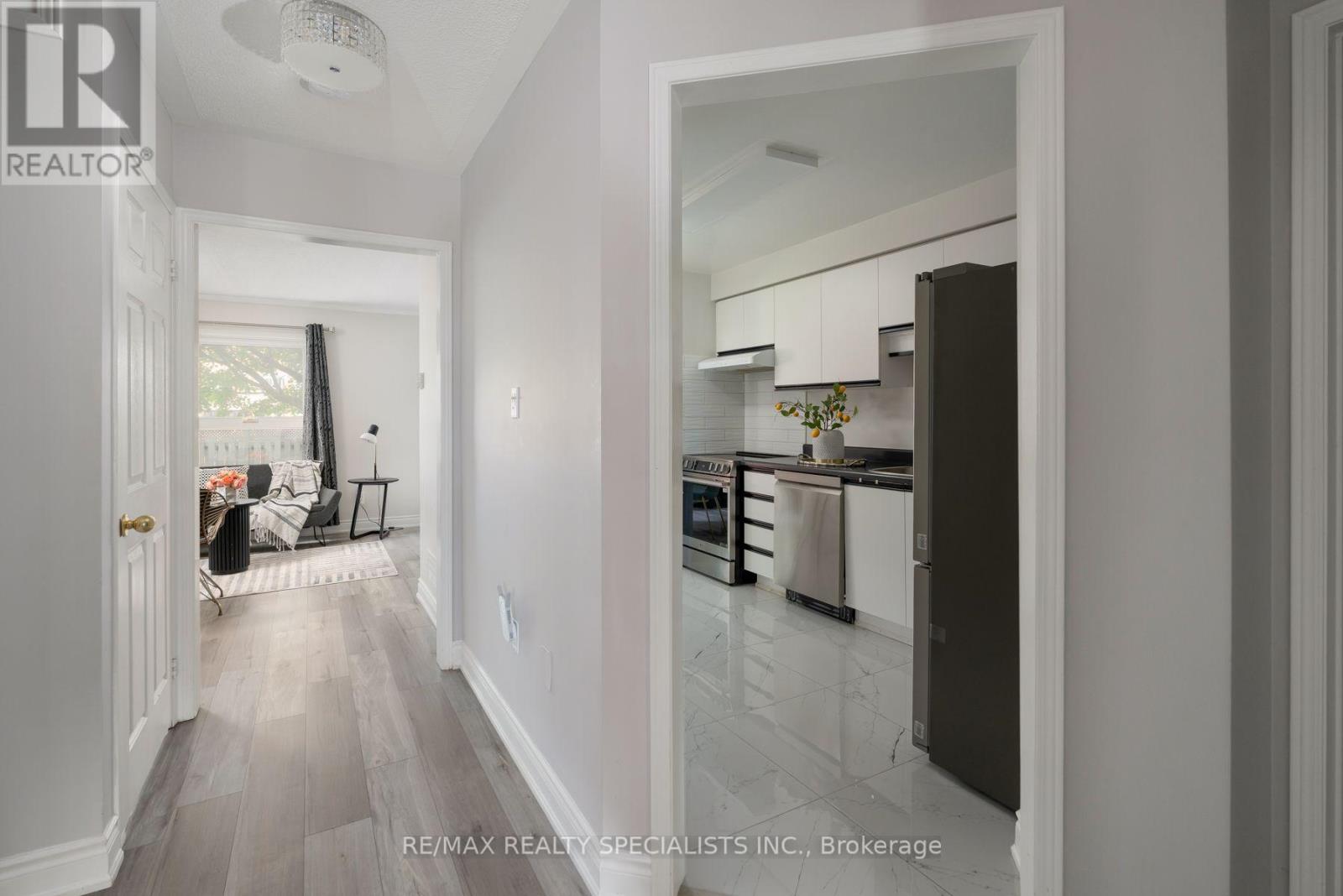 6803 Bansbridge Crescent, Mississauga, Ontario  L5N 6T3 - Photo 5 - W13641326