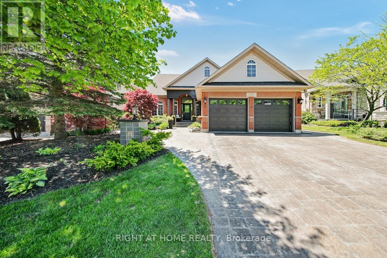 126 MOORE CRESCENT, Hamilton, Ontario