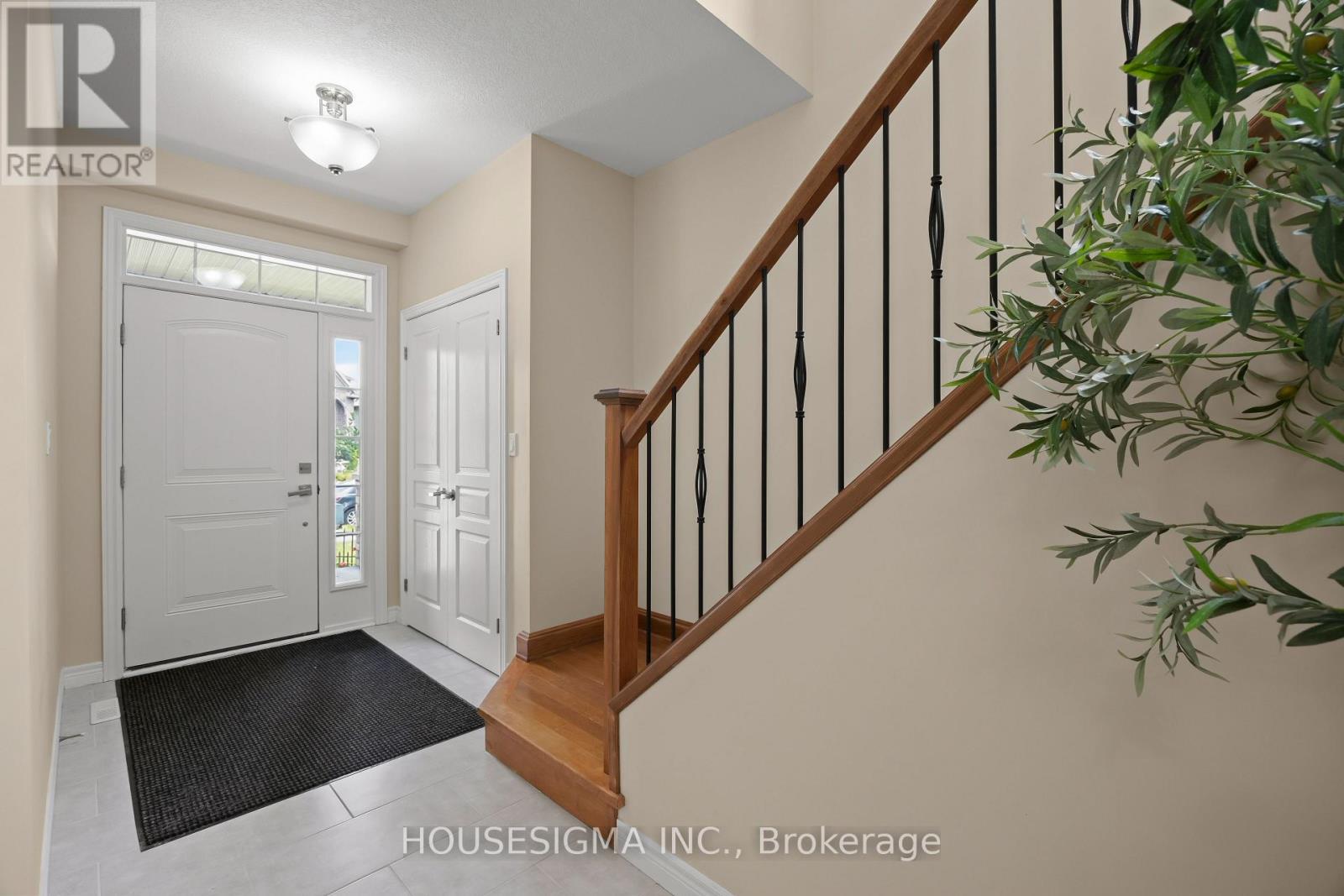1939 Jubilee Drive, London North, Ontario  N6G 0H6 - Photo 2 - X13641482