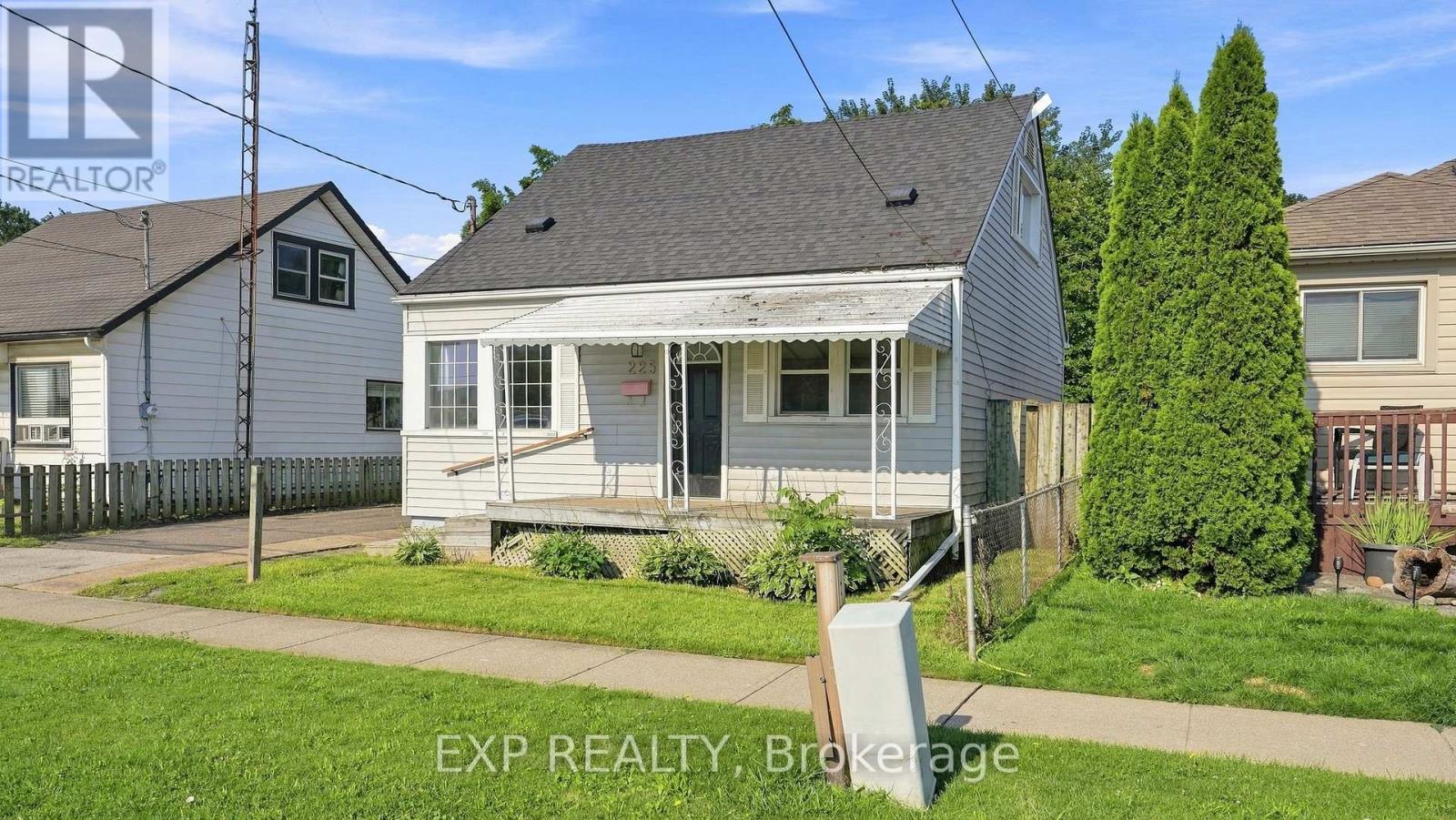 225 Grantham Avenue, St. Catharines, Ontario  L2M 4Z2 - Photo 1 - X13641378