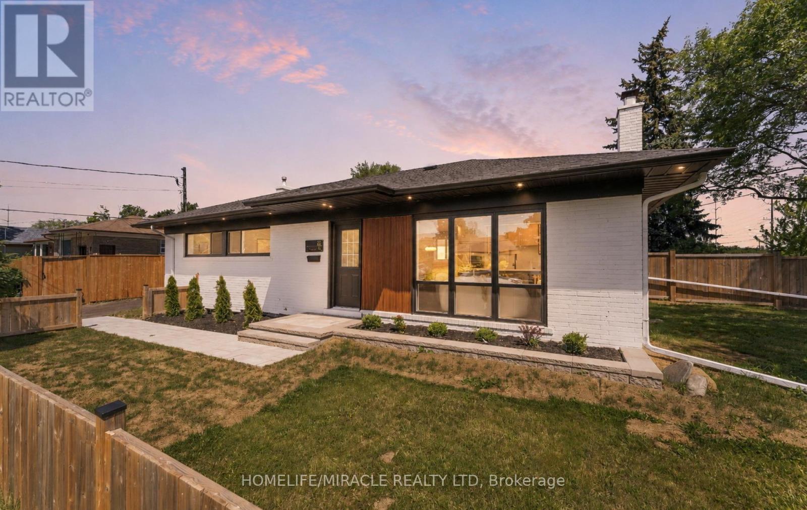 <div class="slider-price">$1,029,900</div><p>22 Arnprior Road, Toronto, Ontario</p>