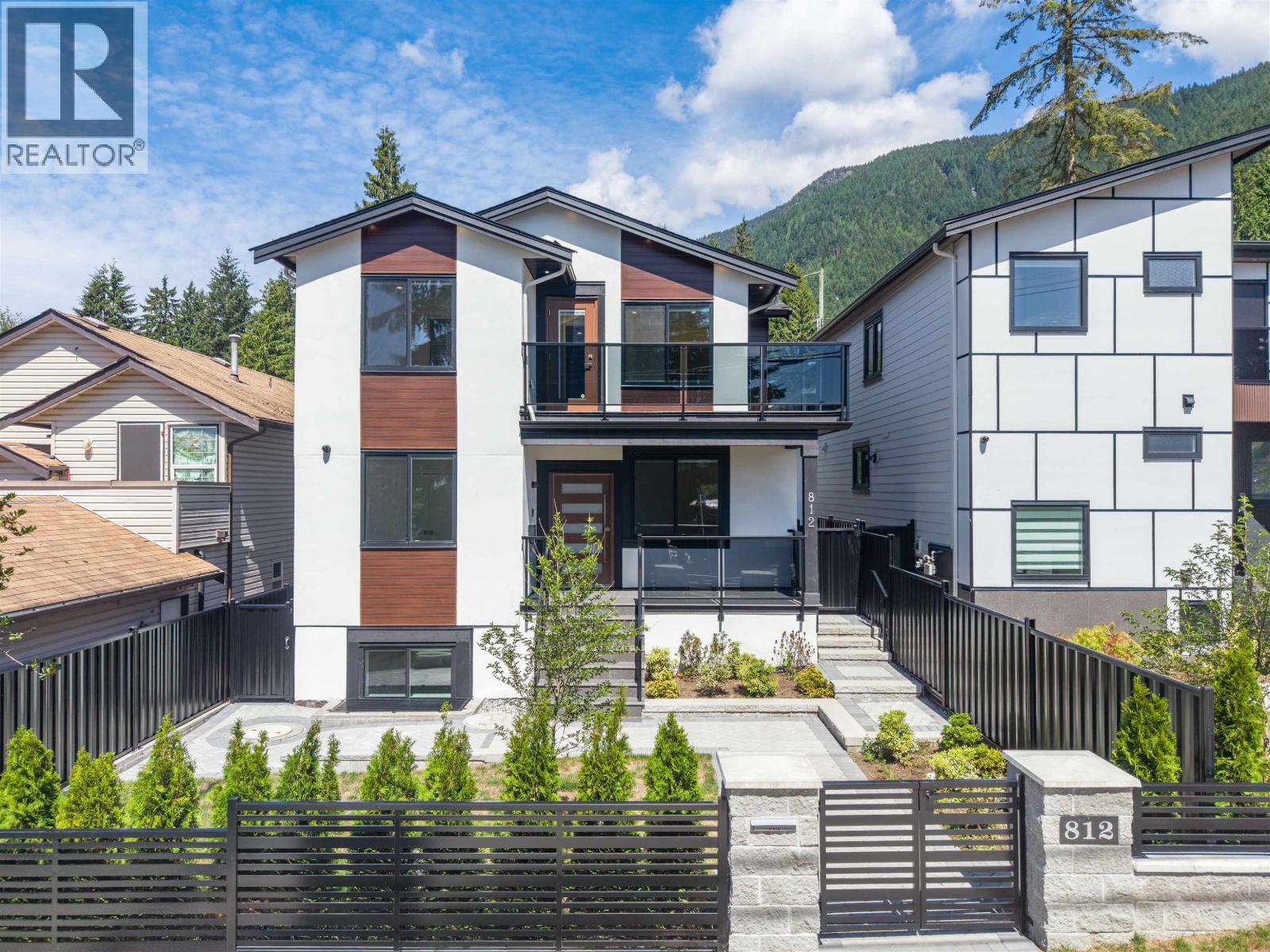 812 Montroyal Boulevard, North Vancouver, British Columbia V7R 2G6 - Photo 2 - R3152940