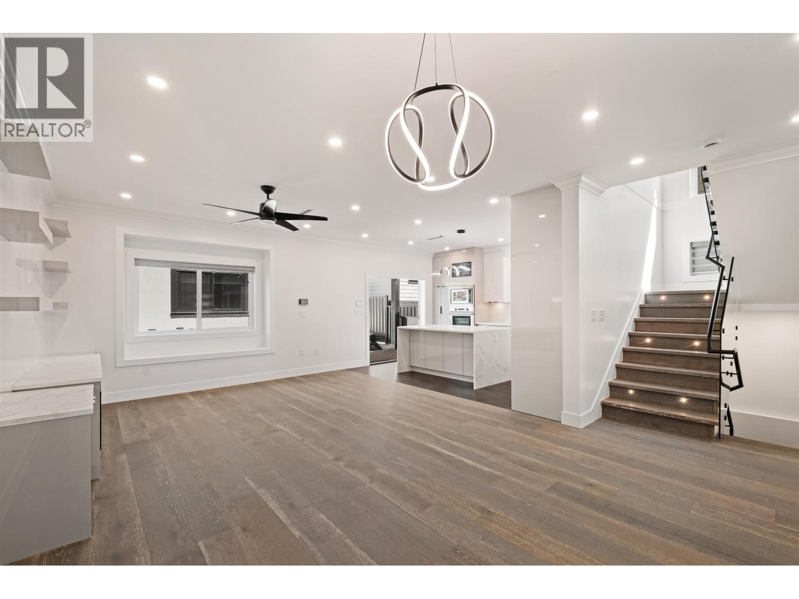 812 Montroyal Boulevard, North Vancouver, British Columbia V7R 2G6 - Photo 3 - R3152940