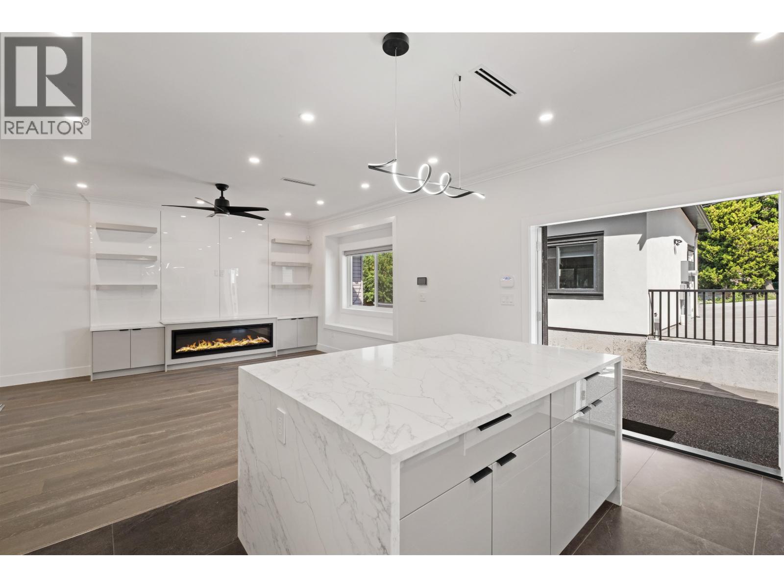 812 Montroyal Boulevard, North Vancouver, British Columbia V7R 2G6 - Photo 8 - R3152940
