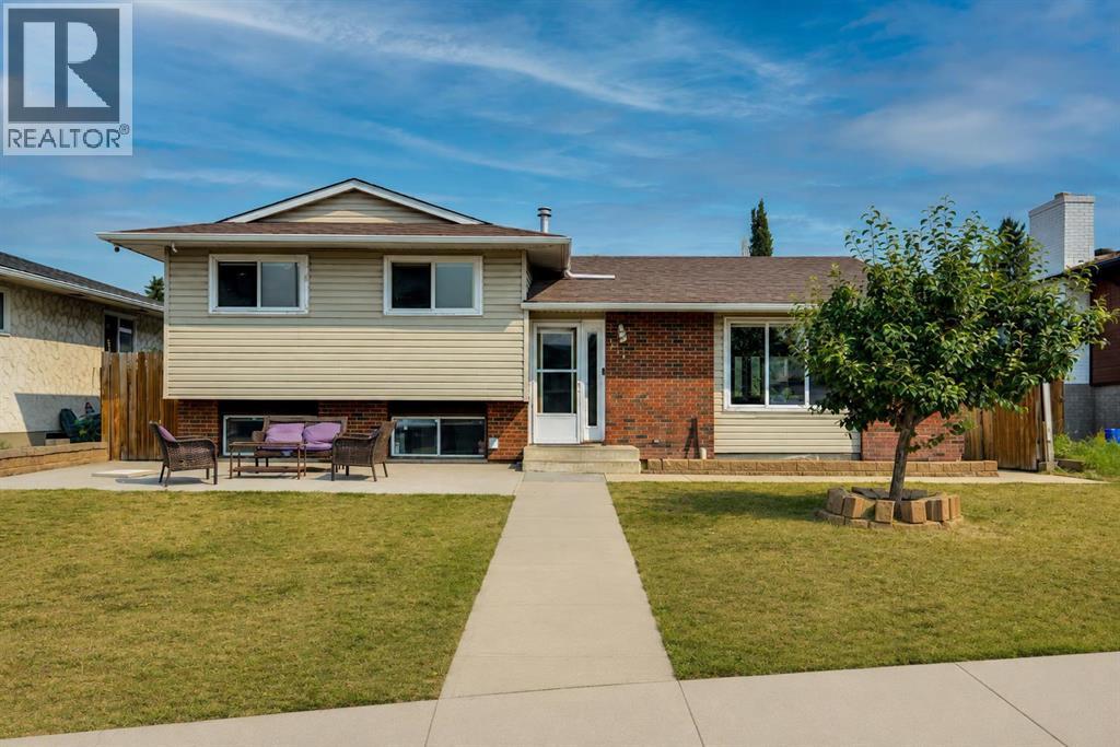 212 Pinetree Place NE, Calgary, Alberta  T1Y 1M3 - Photo 1 - A2330861