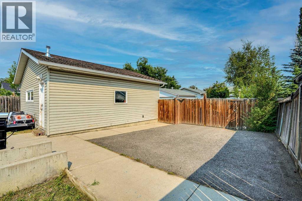 212 Pinetree Place NE, Calgary, Alberta  T1Y 1M3 - Photo 40 - A2330861