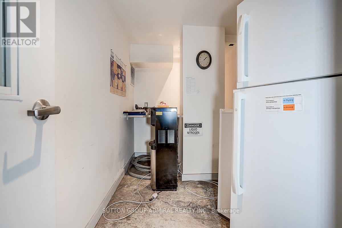 1184 Eglinton Avenue W, Toronto, Ontario  M6C 2E3 - Photo 38 - C13641642