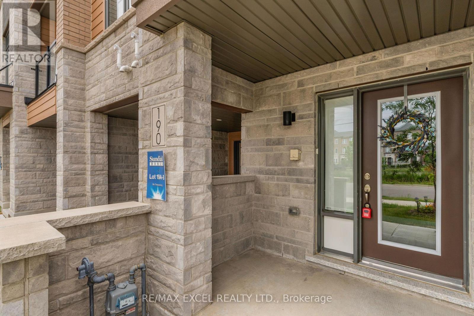 190 Vantage Loop, Newmarket, Ontario L3X 0L3 - Photo 2 - N13641614