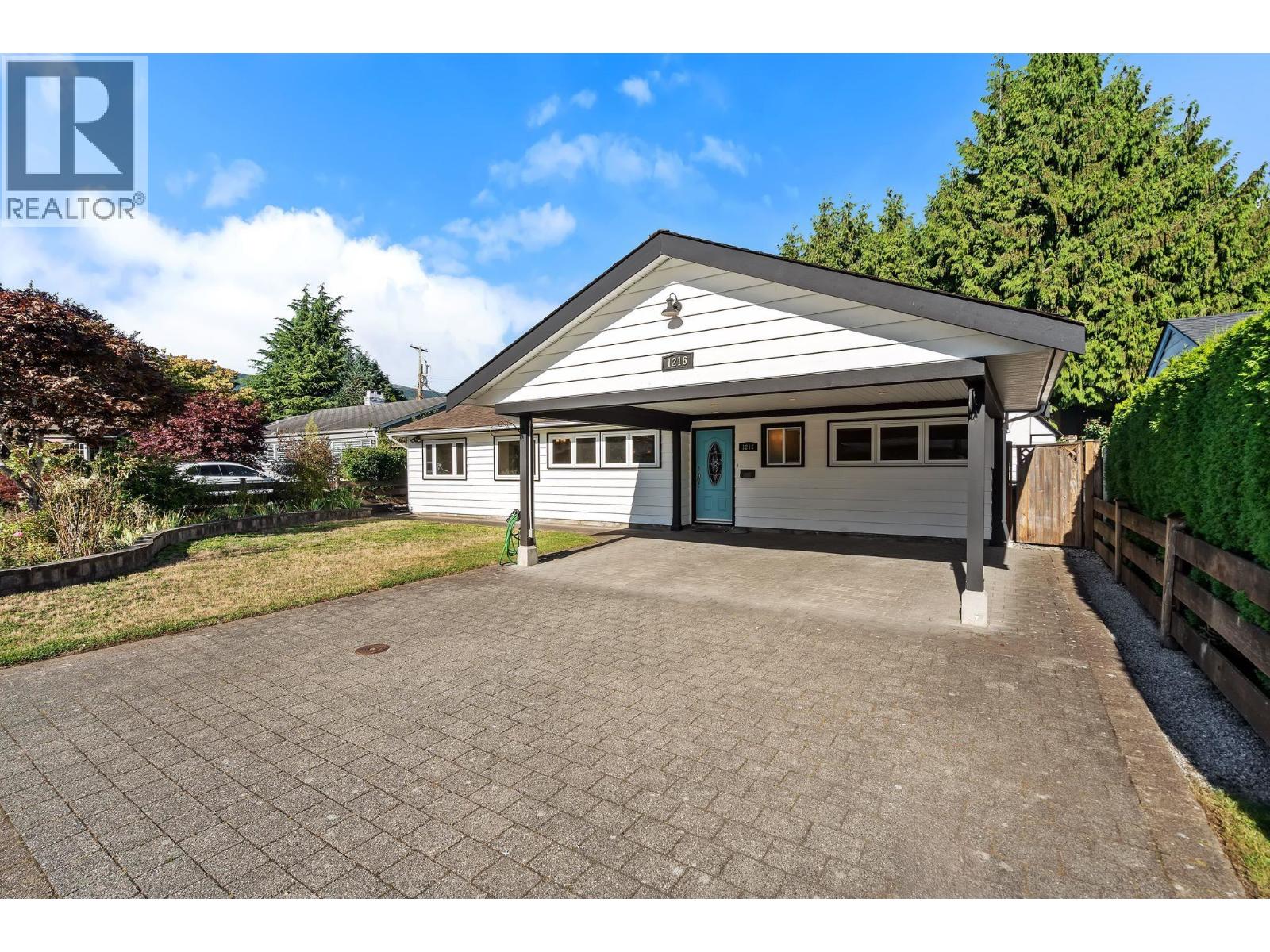 1216 PINEWOOD CRESCENT, North Vancouver, British Columbia