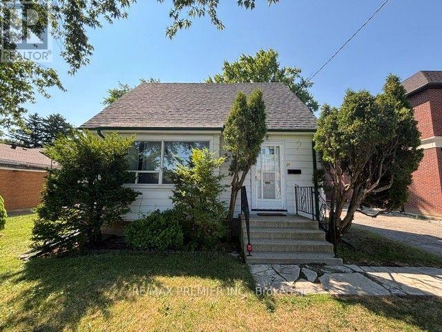 21 Aura Lea Boulevard, Toronto, Ontario  M9M 1K2 - Photo 2 - W13641636