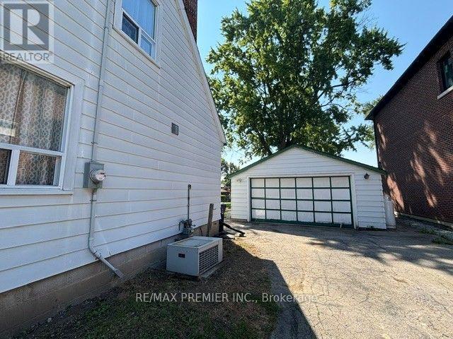 21 Aura Lea Boulevard, Toronto, Ontario  M9M 1K2 - Photo 3 - W13641636
