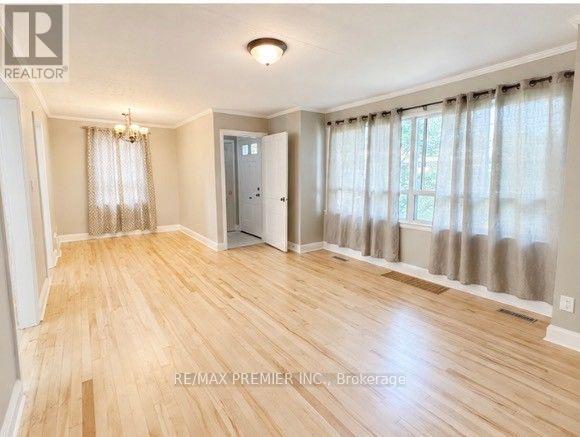 21 Aura Lea Boulevard, Toronto, Ontario  M9M 1K2 - Photo 7 - W13641636