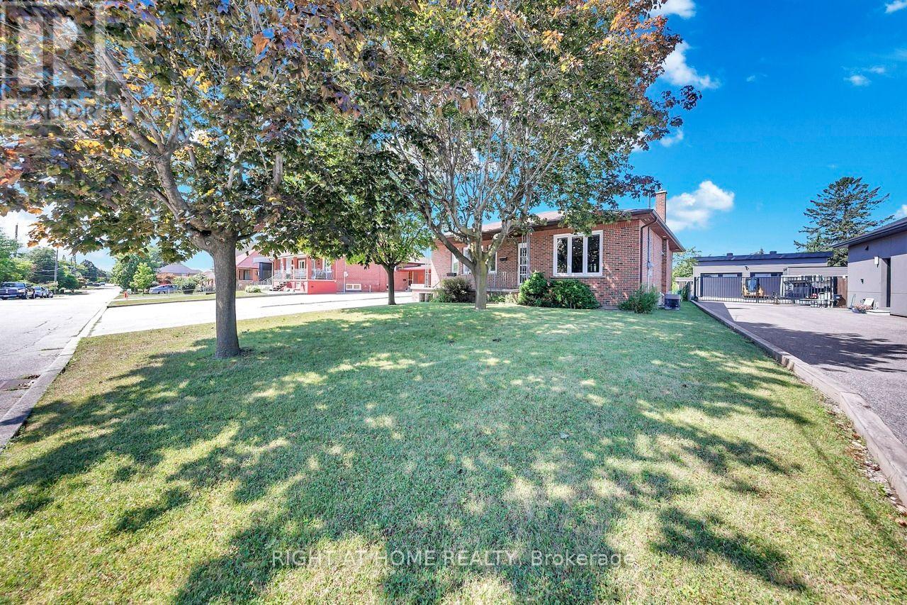 110 Jay Street, Toronto, Ontario  M6L 2M2 - Photo 8 - W13641702