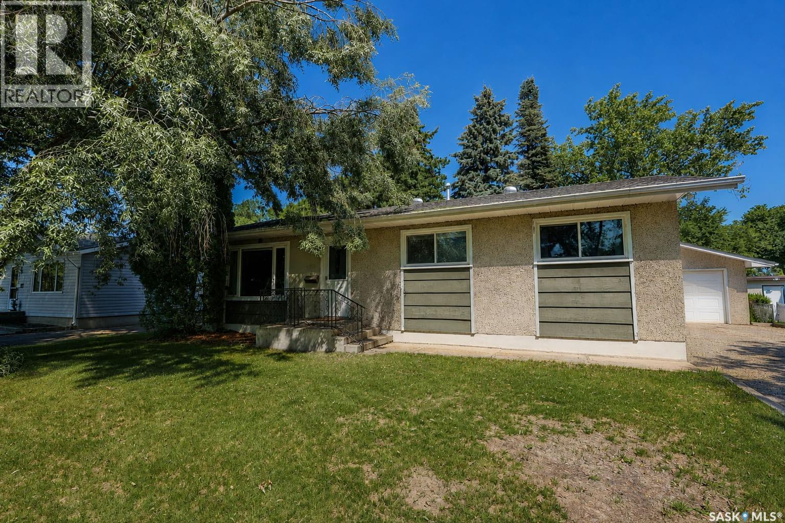 984 Bradshaw Place, Prince Albert, Saskatchewan  S6V 2P4 - Photo 2 - SK044226