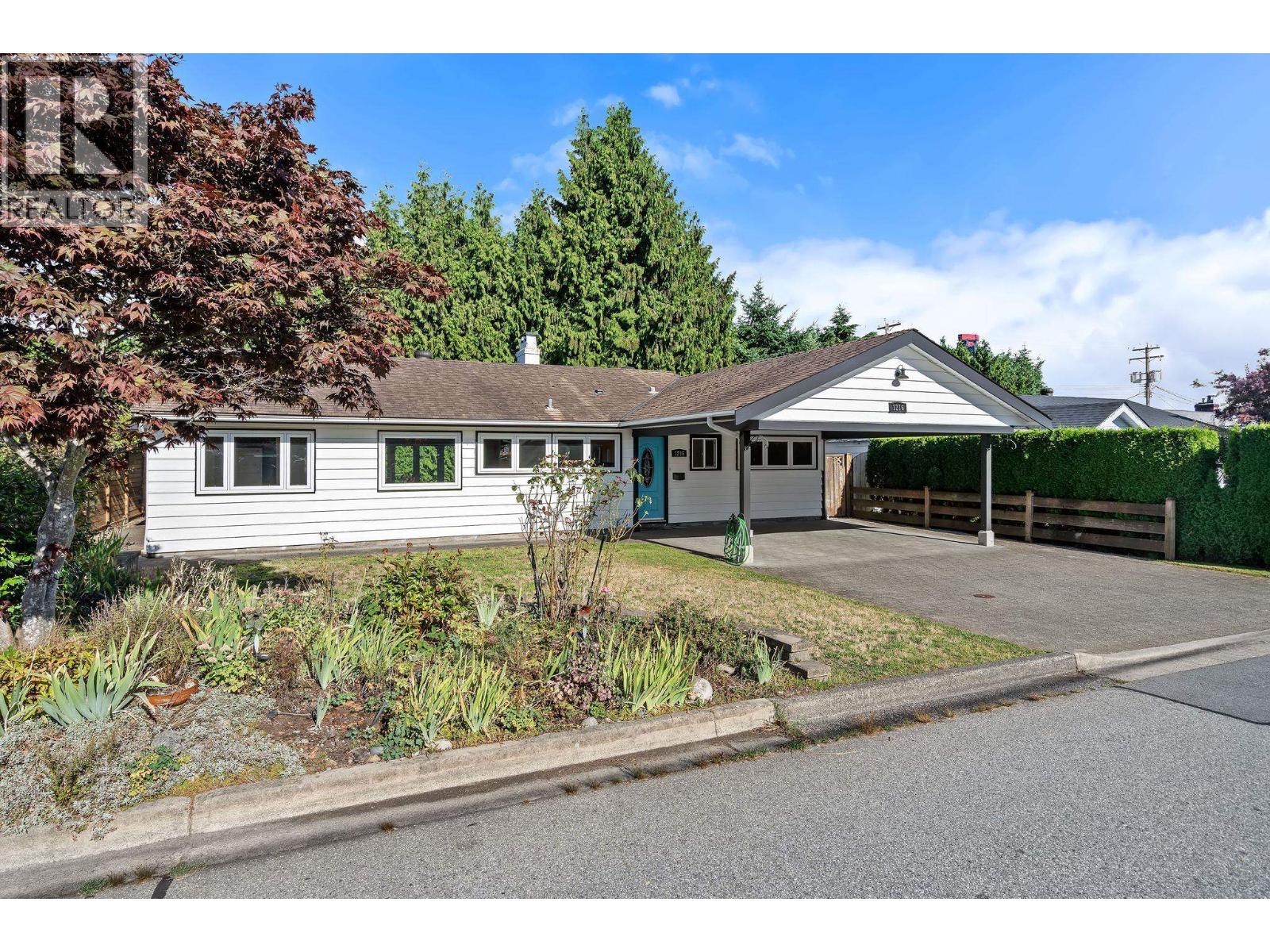 1216 Pinewood Crescent, North Vancouver, British Columbia V7P 1E9 - Photo 3 - R3151861