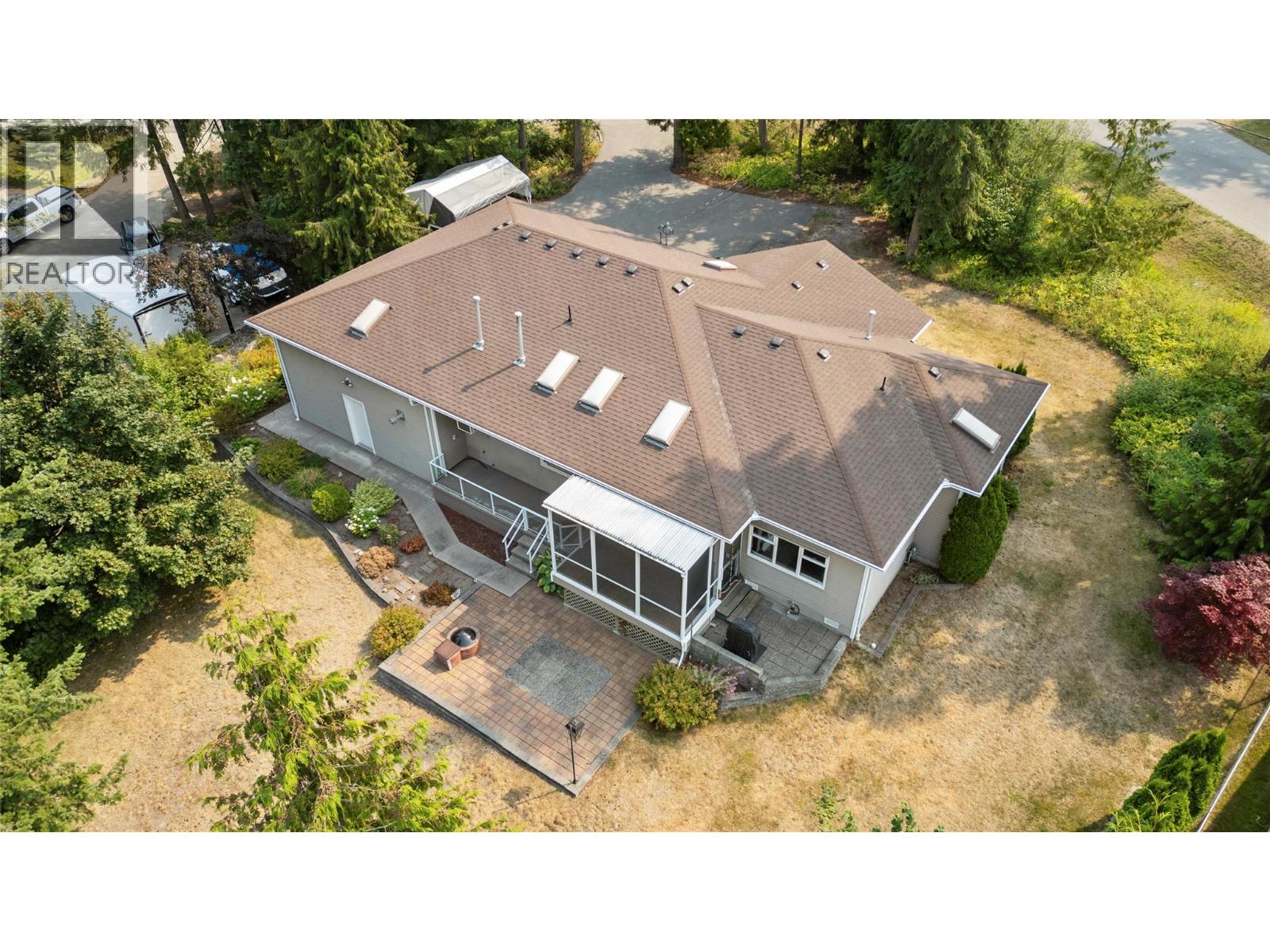 151 25 Street NE, Salmon Arm, British Columbia  V1E 2A8 - Photo 3 - 10396098