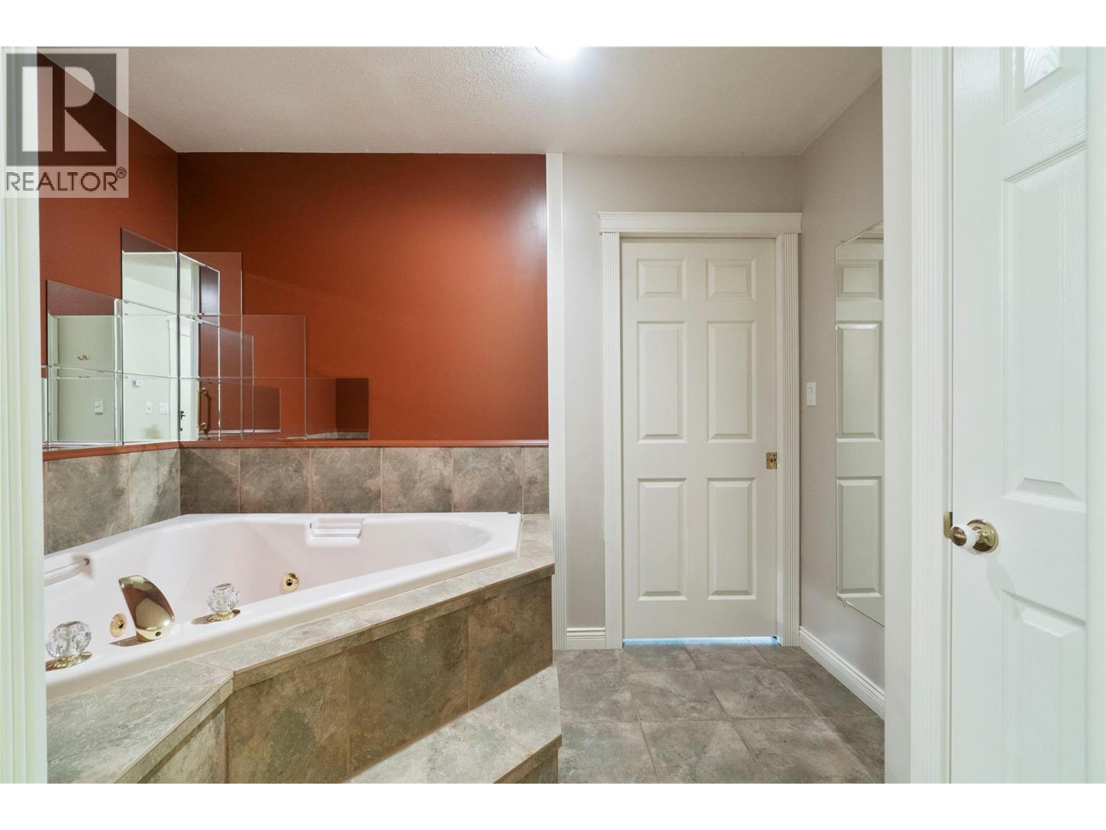 151 25 Street NE, Salmon Arm, British Columbia  V1E 2A8 - Photo 31 - 10396098