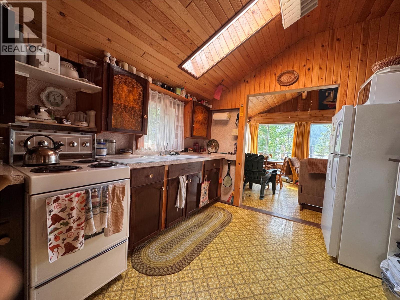 9748 Braunagel Road, Moyie, British Columbia  V0B 2A0 - Photo 12 - 10396702