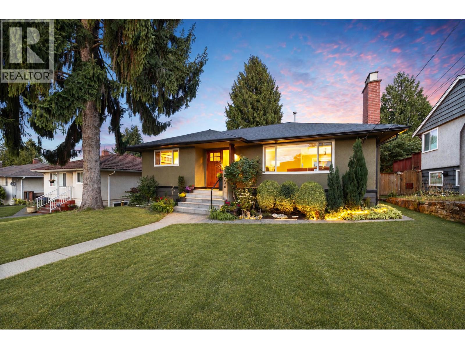 8236 17th Avenue, Burnaby, British Columbia  V3N 1M8 - Photo 2 - R3152347