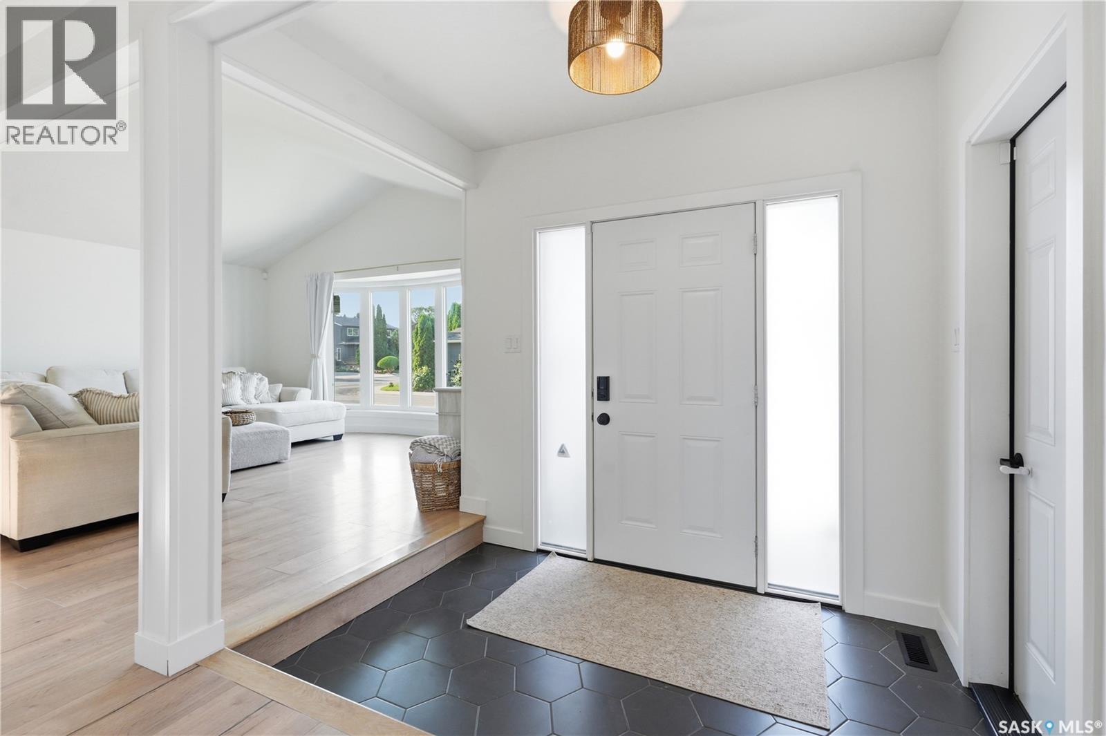 346 Wakaw Crescent, Saskatoon, Saskatchewan  S7J 4E2 - Photo 3 - SK044635