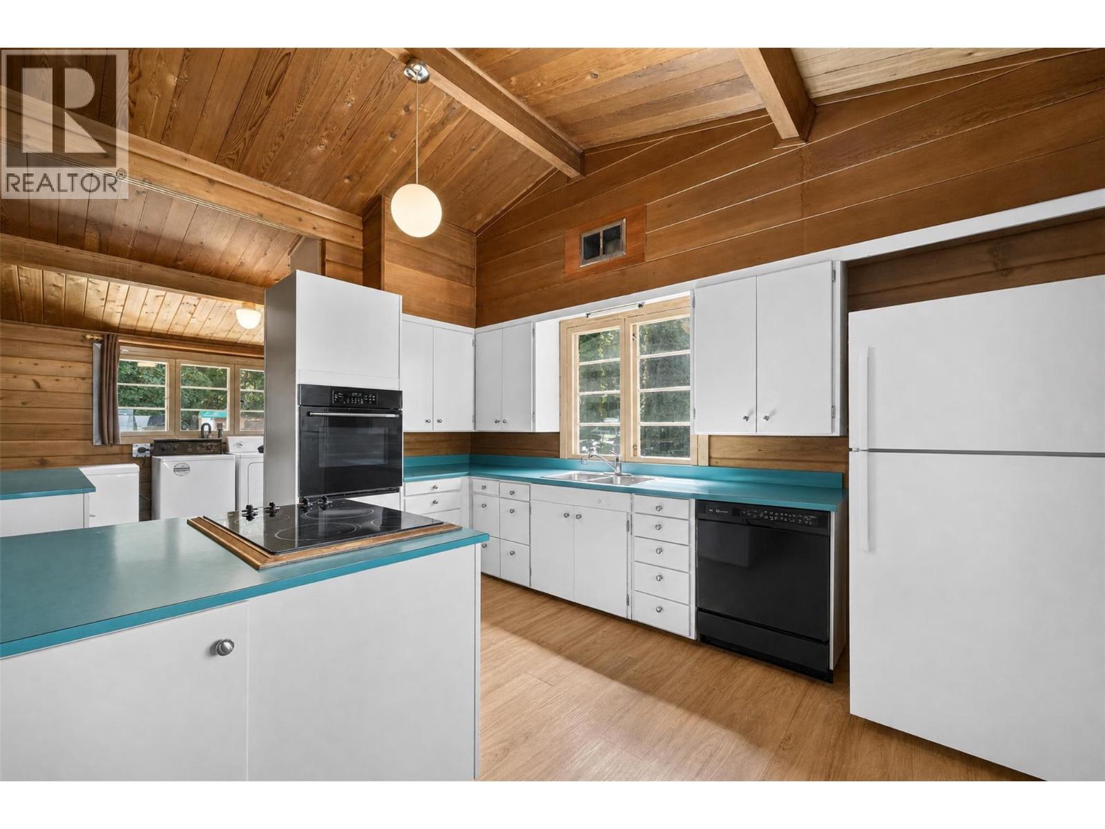 1260 16 Street NE, Salmon Arm, British Columbia  V1E 2V1 - Photo 13 - 10396903