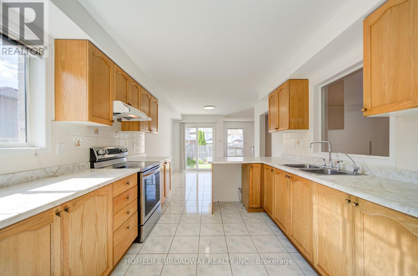 16 Raymond Bartlett Avenue, Markham, Ontario  L3R 5H7 - Photo 8 - N13629532