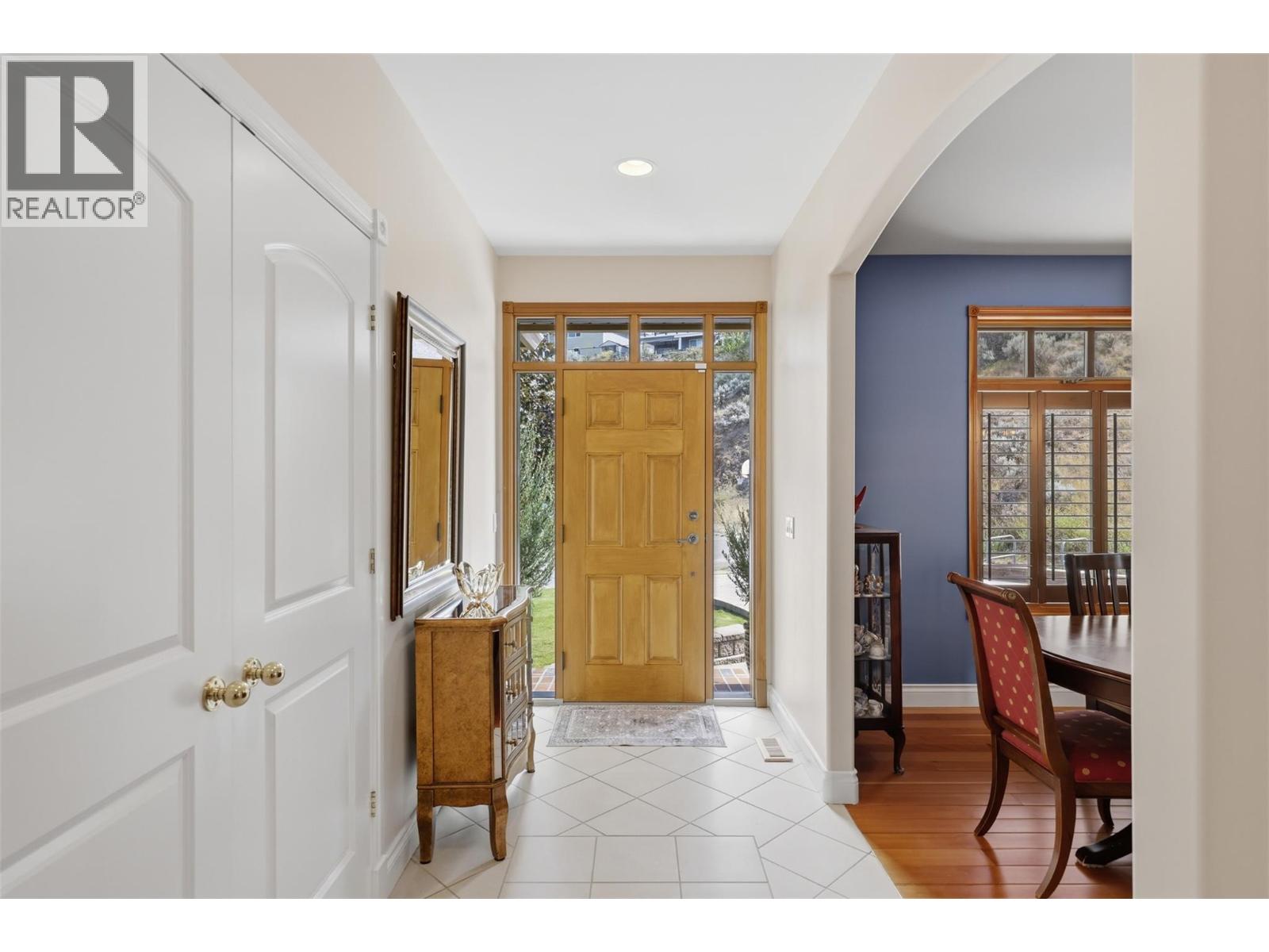 992 Quail Court, Kamloops, British Columbia  V2B 8P2 - Photo 4 - 10394405