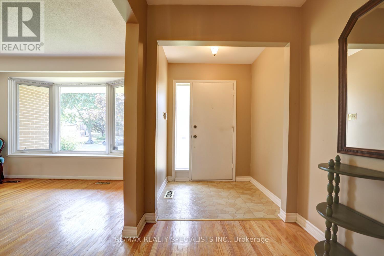 2458 Barcella Crescent, Mississauga, Ontario  L5K 1E2 - Photo 4 - W13642072