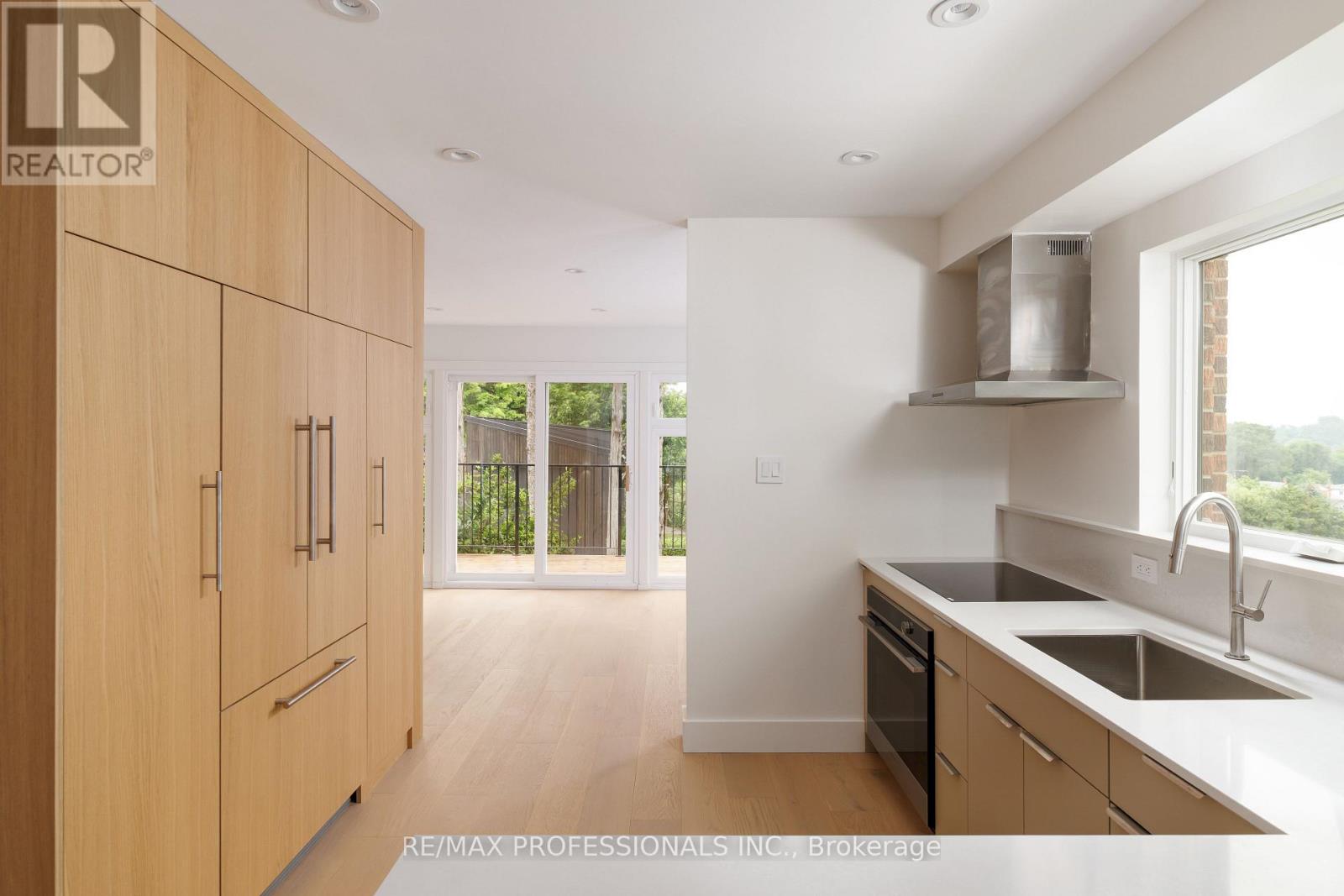 19 Arnold Avenue, Toronto, Ontario  M6N 4M8 - Photo 8 - W13642094