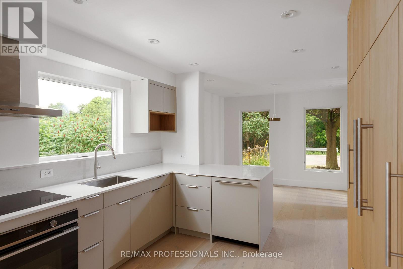 19 Arnold Avenue, Toronto, Ontario  M6N 4M8 - Photo 9 - W13642094
