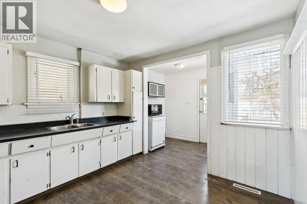 8312 47 Avenue NW, Calgary, Alberta  T3B 1Z7 - Photo 6 - A2303139