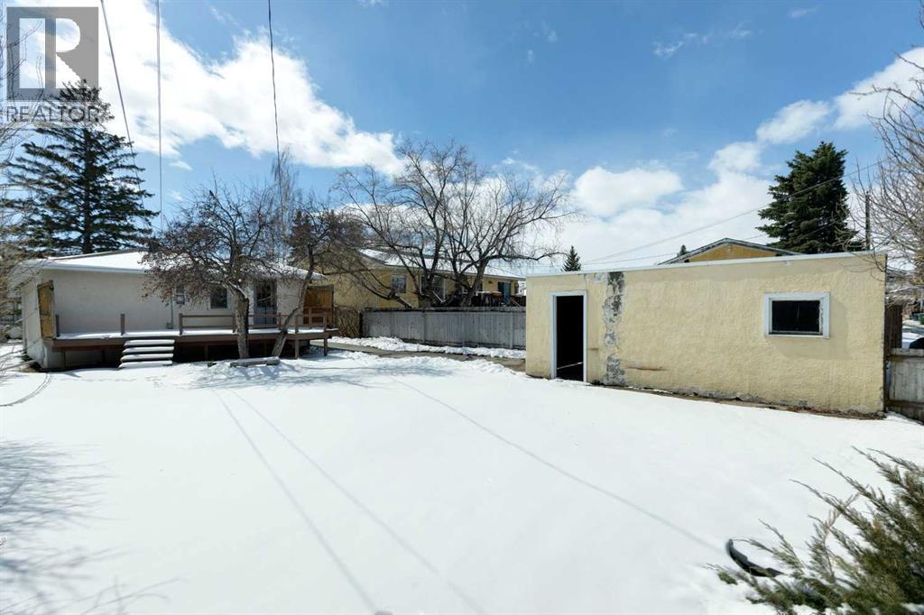 8312 47 Avenue NW, Calgary, Alberta  T3B 1Z7 - Photo 3 - A2303139