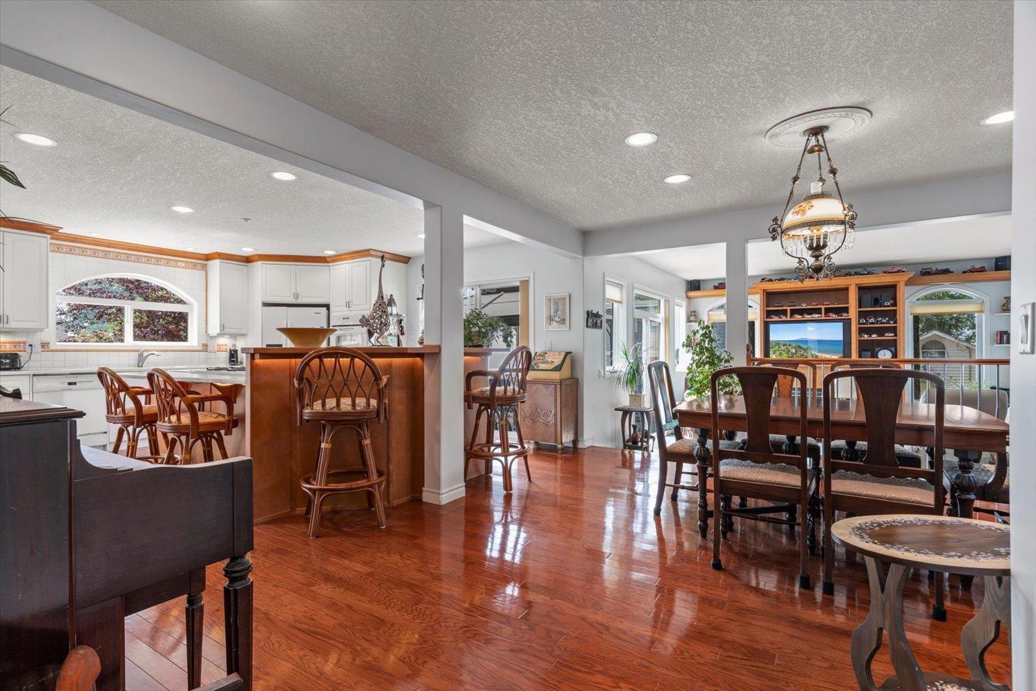 267 First Avenue, Cultus Lake North, Cultus Lake, British Columbia  V2R 4Z4 - Photo 11 - R3151928