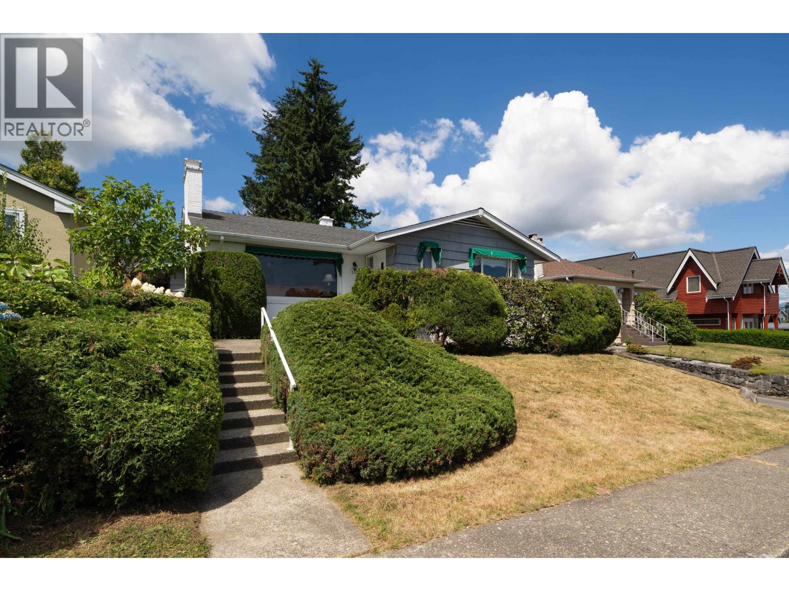 335 Churchill Avenue, New Westminster, British Columbia  V3L 4P5 - Photo 2 - R3153021