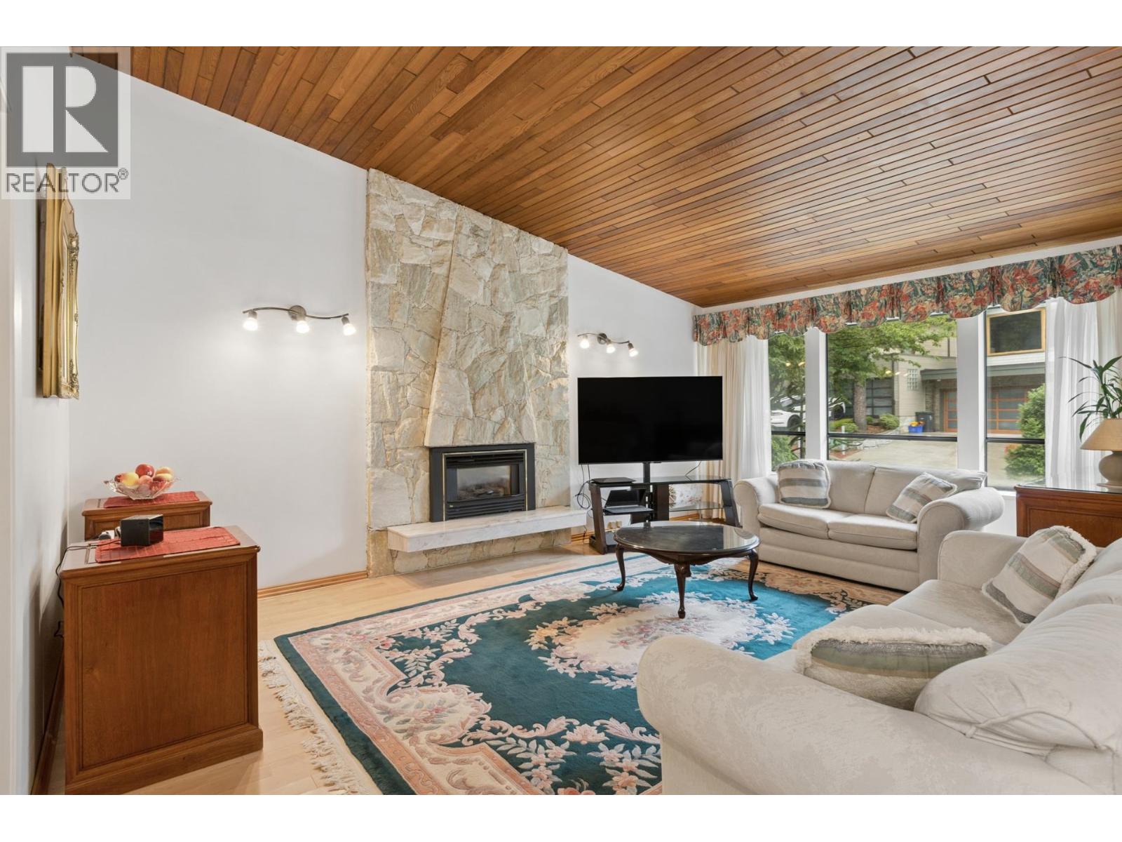 5609 White Pine Lane, North Vancouver, British Columbia V7R 4S1 - Photo 2 - R3153027